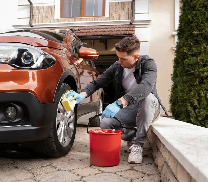 Lavage auto à domicile Saint-Jean-Lachalm : professionnel intervenant sur un véhicule